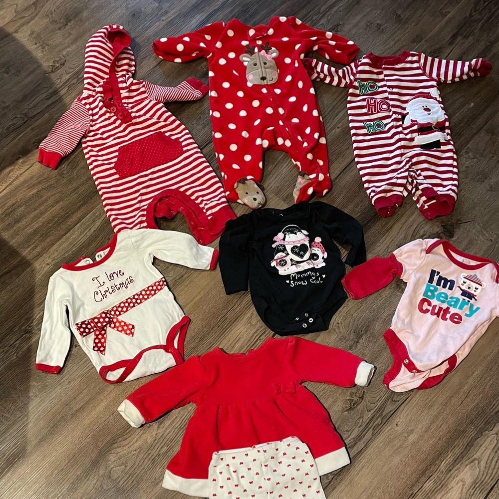 Like NEw!! Christmas themed outfits 3-6 months